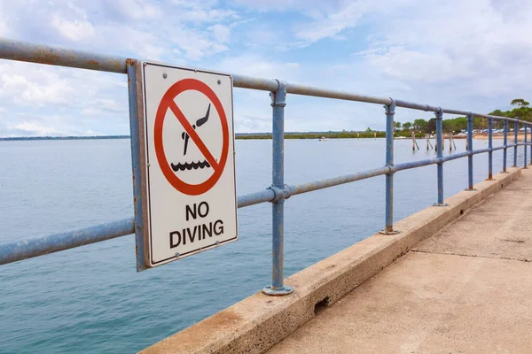 Kein Tauchzeichen Einem Brückengeländer Mit Meerwasser Hintergrund — Stockfoto