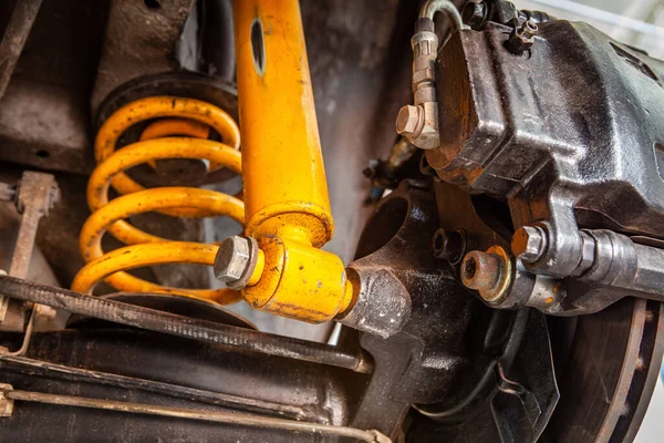 Extrême Gros Plan Amortisseur Jaune Sous Une Voiture — Photo