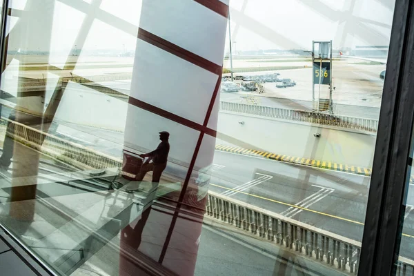 Man Silhouet Reflecteren Luchthaven Terminal Venster Toerisme Reizen Concept — Stockfoto