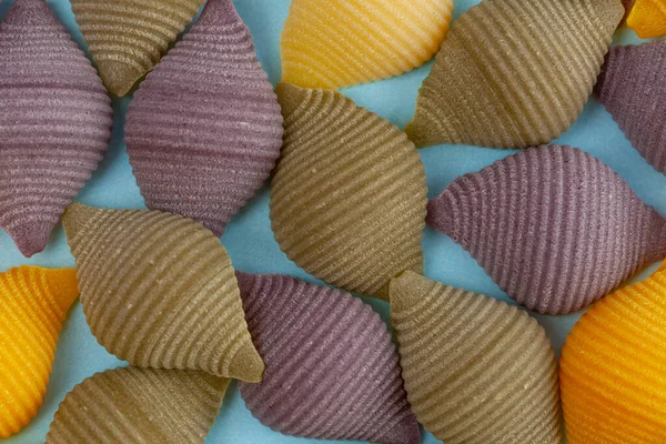 Close Van Conchiglie Stijve Pasta Schelpen Lichtblauwe Achtergrond — Stockfoto