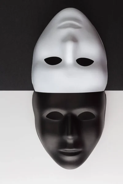 Masques Noirs Blancs Sans Expression Envers Image Verticale — Photo