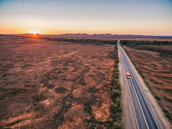Coche Rojo Conduciendo Por Carretera Rural Pasando Por Interior Australiano — Foto de Stock