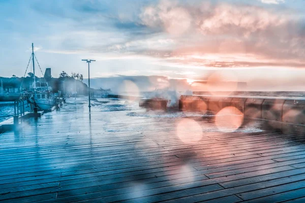 Clima Tempestoso Sul Molo Legno Tramonto Con Gocce Acqua Sulla — Foto Stock