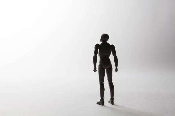 Mężczyzna Figurka Sylwetka Stojący Potężnym Pozie Patrząc Górę Białym Tle — Zdjęcie stockowe