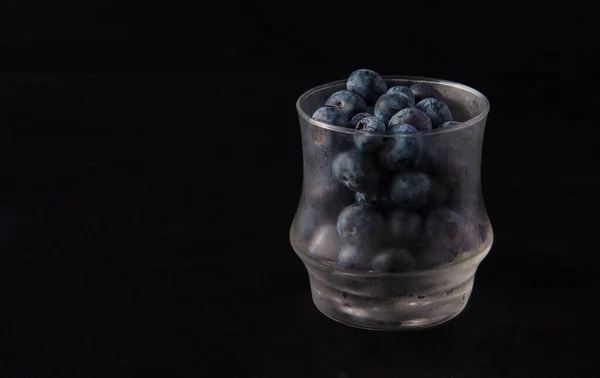 Blaubeeren Einem Frostigen Glas Isoliert Auf Schwarz — Stockfoto