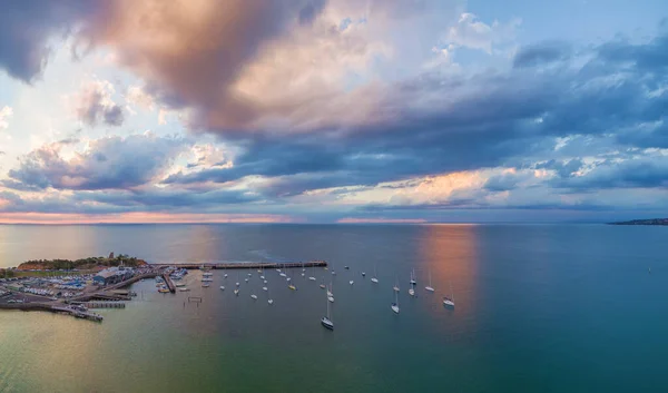 Flygfoto Panorama Över Molnlandskap Över Långa Piren Och Förtöjda Båtar — Stockfoto