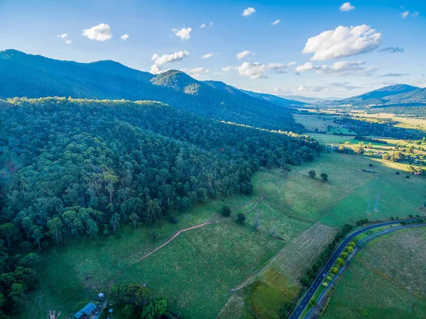 Pemandangan Udara Dari Pegunungan Berhutan Padang Rumput Padang Rumput Dan — Stok Foto