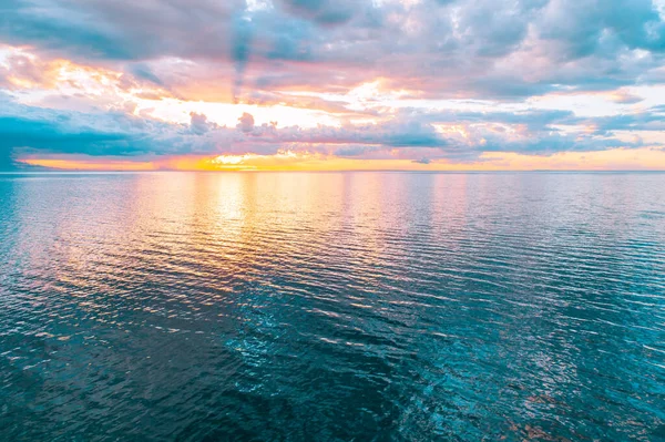 ของท องทะเลในตอนพระอาท ตกท สวยงาม ดวงอาท เมฆ และพ สงบ — ภาพถ่ายสต็อก
