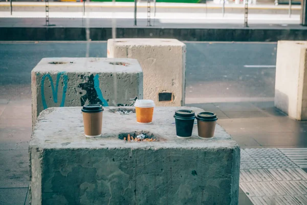 Tazas Café Colillas Cigarrillos Colocados Losa Hormigón Calle —  Fotos de Stock