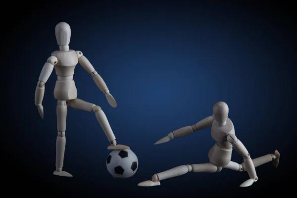 Due Figurine Legno Che Giocano Calcio Sfondo Scuro Con Riflettori — Foto Stock