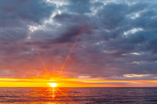 Matahari Terbenam Atas Air Laut Tenang Bawah Langit Mendung — Stok Foto