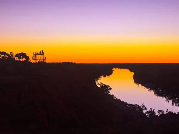 Sylwetki Dwóch Osób Platformie Widokowej Widokiem Rzekę Pięknym Zachodzie Słońca — Zdjęcie stockowe