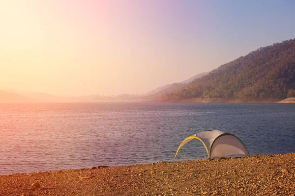 Einsames Zelt Ufer Des Bergsees Bei Sonnenaufgang Beschauliche Meditationsszene — Stockfoto