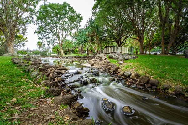 Mengalir Sungai Dan Jembatan Kecil Macintosh Island Park Gold Coast — Stok Foto