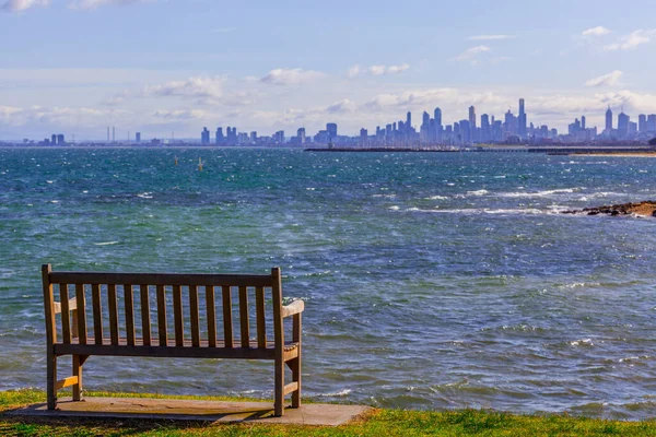 Banco Madera Vacío Orilla Del Océano Con Vistas Horizonte Melbourne — Foto de Stock