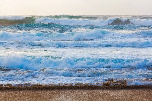 Mares Ásperos Perto Praia Ondas Oceânicas Esmagando Costa — Fotografia de Stock