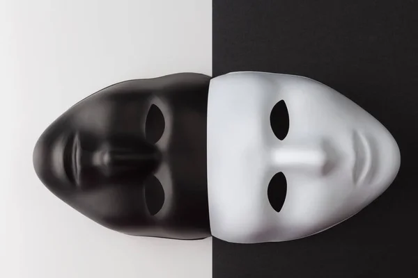 Máscaras Blancas Negras Unidas Sobre Fondo Contrastante Concepto Anonimato —  Fotos de Stock