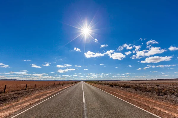 Camino Rural Que Conduce Horizonte Bajo Sol Brillante Campo — Foto de Stock