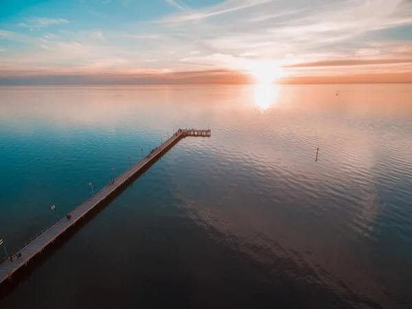 Lugnt Solnedgångens Landskap Över Havet Och Lång Brygga — Stockfoto