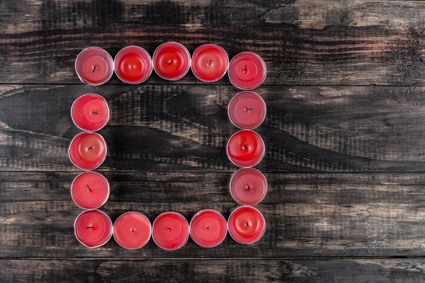 Багато Гасіння Дрібних Червоних Свічок Роблять Квадратну Форму Дерев Яному — стокове фото