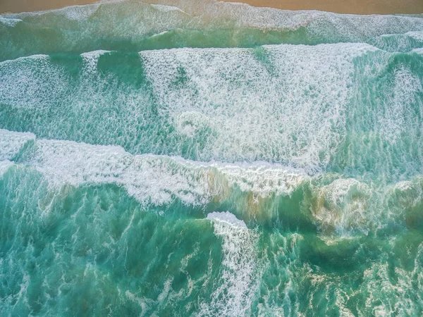 强烈的海浪冲刷着海滩 空中的景色 — 图库照片