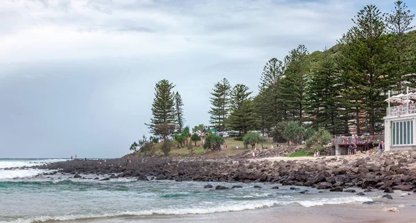 คนพ อนบนชายฝ งมหาสม ทรท Burleigh Heads Gold Coast Qld Australia — ภาพถ่ายสต็อก