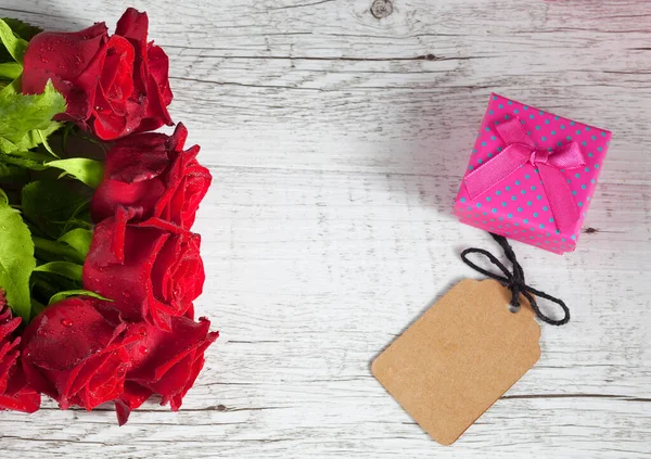 Czerwone Róże Małe Różowe Pudełko Pustą Metką Białym Rustykalnym Drewnianym — Zdjęcie stockowe
