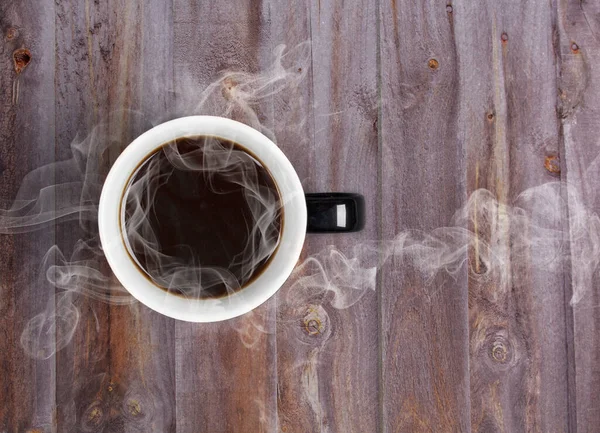 Koffiemok Geplaatst Houten Tafel Met Stomende Hete Zwarte Koffie — Stockfoto