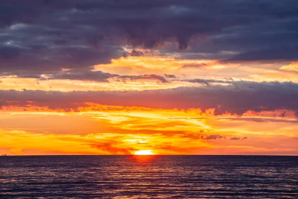 Tranquillo Tramonto Vivido Con Nuvole Arancioni Incandescenti Acque Calme Dell — Foto Stock