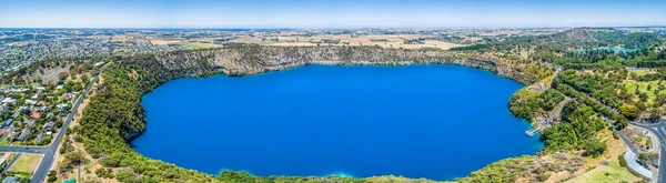 Mavi Göl, Güney Avustralya 'daki Gambier Dağı' nın hareketsiz bir volkanik maarında bulunan bir krater gölüdür.