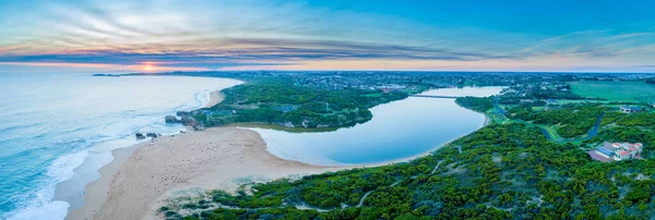 夕暮れ時のホプキンス川河口と海岸線の空中パノラマ — ストック写真