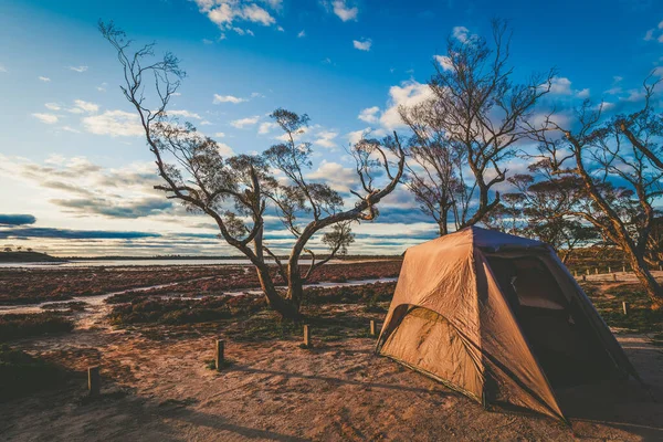 Tenda Sulle Rive Del Lago Crossbie Rosa Tramonto Victoria Australia — Foto Stock