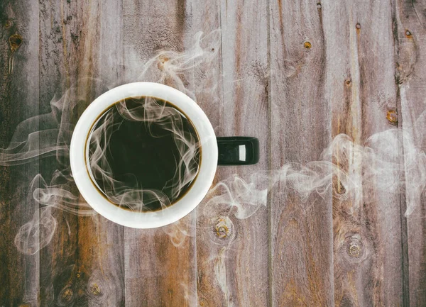 Cană Cafea Plasată Masă Lemn Cafea Neagră Fierbinte Aburitoare Filtru — Fotografie, imagine de stoc