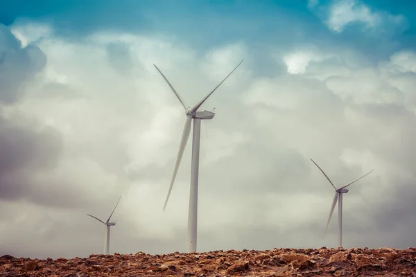 Концепція Відновлюваної Енергетики Вітрові Турбіни Штормові Хмари — стокове фото