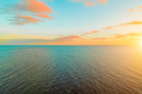 Matahari Terbenam Terang Atas Laut Dengan Perahu Kecil Laut Minimal — Stok Foto