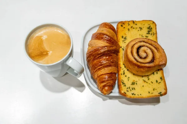 Concept Petit Déjeuner Délicieux Représenté Avec Tasse Latte Pâtisserie Sur — Photo
