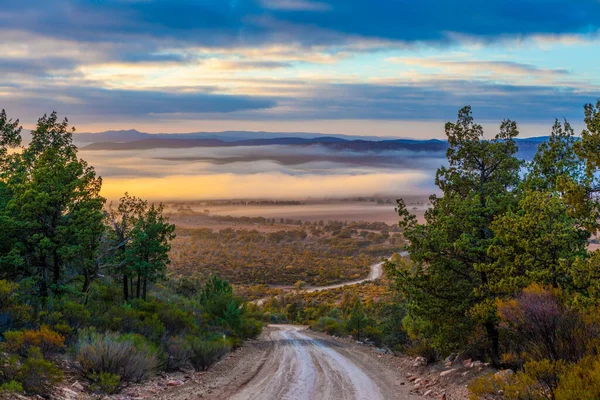 Estrada Cascalho Sinuosa Através Belo Outback Australiano Sob Nuvens Névoa — Fotografia de Stock