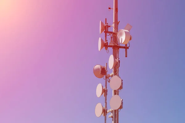 Banyak Antena Drum Tiang Saat Matahari Terbenam Dengan Langit Biru — Stok Foto