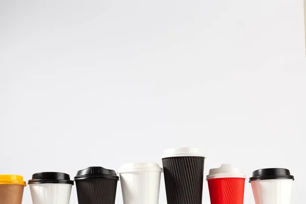 Fila Tazas Café Blanco Plástico Con Tapas Varios Tamaños Colores —  Fotos de Stock