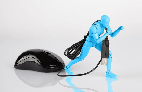 Niebieska Męska Figurka Ciągnie Mysz Komputerową Przez Biały Stół Praca — Zdjęcie stockowe