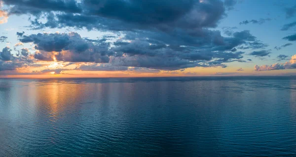 พระอาท ตกท สวยงามเหน อทะเล ทางอากาศแบบพาโนรามา — ภาพถ่ายสต็อก
