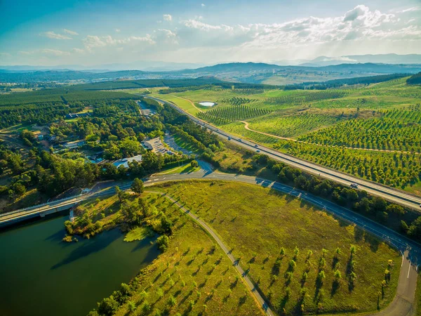 Tuggeranong Parkway 'in Canberra, Avustralya' daki Ulusal Botanik Bahçesi 'nin yanından geçerken hava görüntüsü.