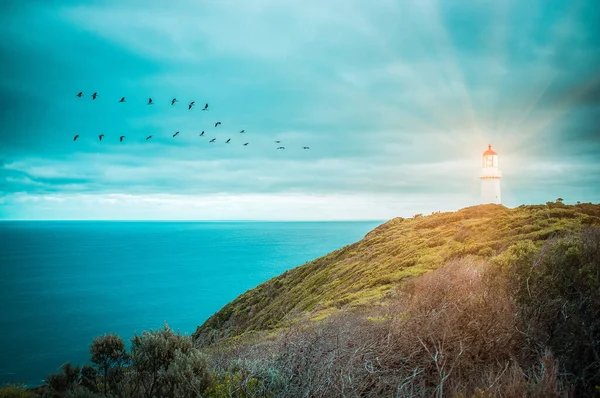 海の上に光を照らす灯台 — ストック写真