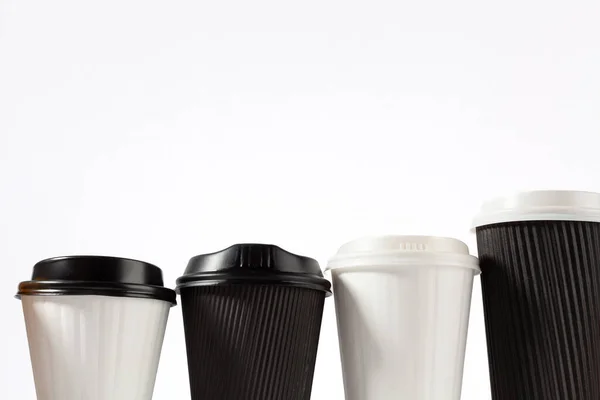 Quatre Tasses Café Plastique Dans Une Rangée Sur Fond Blanc — Photo