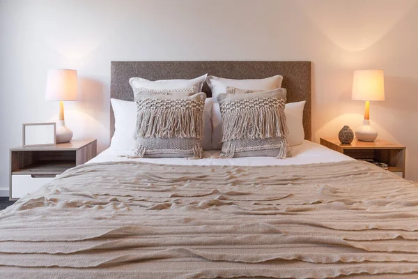 Decoratieve Kussens Bed Opstelling Met Slaapkamerlampen Nachtkastjes — Stockfoto