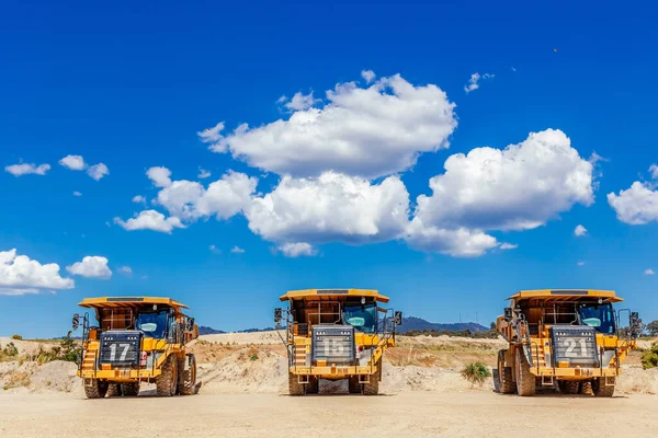 Tre Grandi Camion Dumper Fila Sotto Cielo Blu Con Belle — Foto Stock