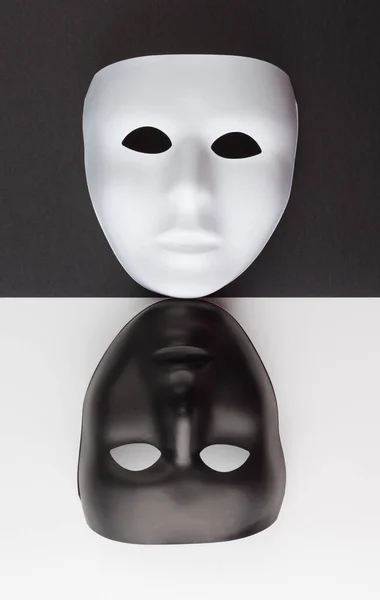 Černobílé Masky Vzhůru Nohama Kontrastním Pozadí Koncepce Změny Osobnosti — Stock fotografie