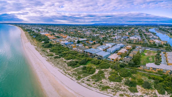 Suburbane Luxe Huizen Buurt Van Oceaan Strand Luchtfoto Panorama — Stockfoto
