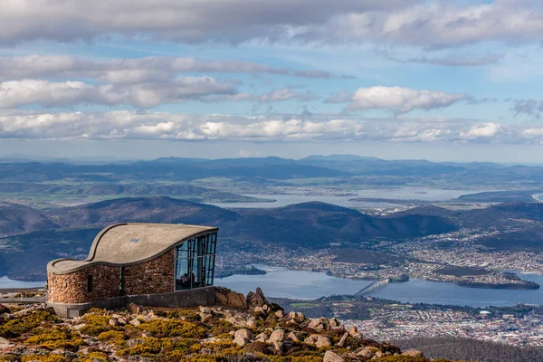 Wellington Dağı Gözcü Yapısı Hobart, Tazmanya, Avustralya 'ya bakıyor.
