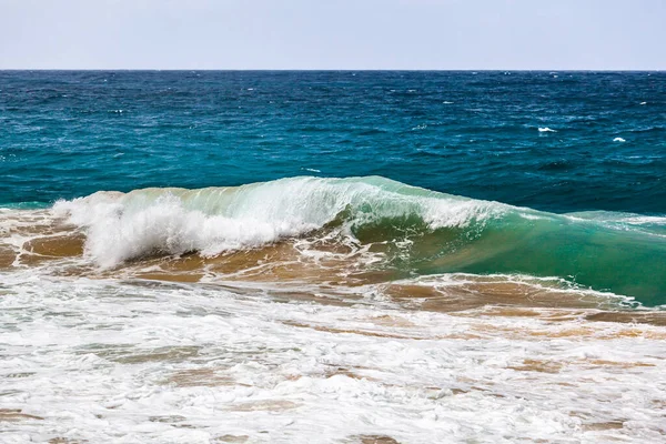 海底から砂で海の波を粉砕し スペースをコピー — ストック写真
